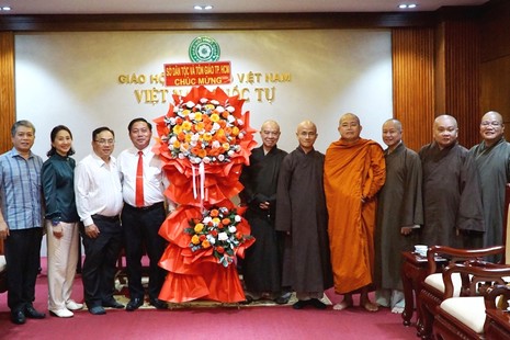 Lãnh đạo Sở Dân tộc và Tôn giáo TP.HCM chúc mừng Giáo hội TP.HCM nhân Kỷ niệm 44 năm ngày thành lập GHPGVN - Ảnh: H.D