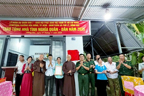 Đại diện các đơn vị bàn giao nhà đến gia đình bà Thái Thị Thủy, cư ngụ tại ấp 1, xã Phủ Lý 