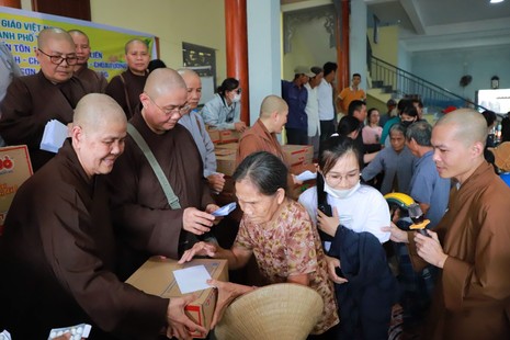 Chư Ni các tự viện TP.HCM, tỉnh Đồng Nai trao quà đến bà con khó khăn tại TP.Đà Nẵng