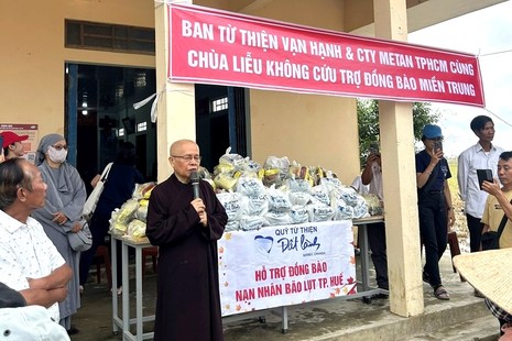 Hòa thượng Thích Chơn Nguyên động viên bà con sớm vượt qua khó khăn