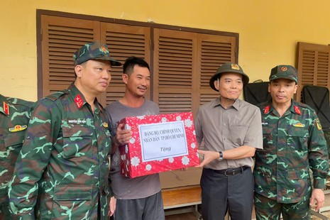 Sáng 22-11, Bí thư Thành ủy TP.HCM Trần Lưu Quang thăm hỏi, trao quà tận tay cho bà con vùng lũ Khánh Hòa