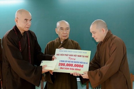 Học viện Phật giáo VN tại Huế thăm và hỗ trợ 200 triệu đồng đến Trường Trung cấp Phật học Nguyên Thiều sau bão lũ
