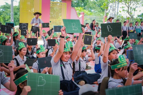 Các em Oanh vũ thi Phật pháp tại Hội hiếu