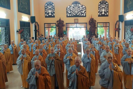Chư Ni niêm hương bạch Phật, đảnh lễ Tam bảo - Ảnh: CVP