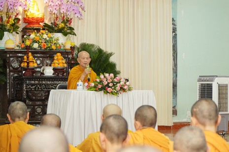 Trưởng lão Hòa thượng Thích Giác Giới sách tấn chư hành giả an cư tại tịnh xá Ngọc Phương