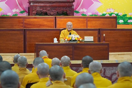 Trưởng lão Hòa thượng Thích Nhật Quang thuyết giảng đến hành giả an cư tại trường hạ thiền viện Quảng Đức 