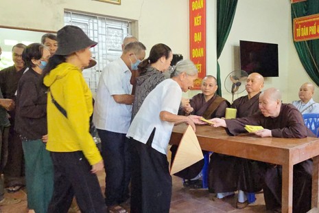 Tăng Ni, Phật tử các chùa thuộc 6 phường: Hạnh Thông, Gò Vấp, Thông Tây Hội, An Hội Tây, An Hội Đông, An Nhơn (TP.HCM) tặng quà hỗ trợ đến bà con tại Thái Nguyên