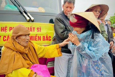 Ni trưởng Chiêu Liên, Giáo phẩm Chứng minh Ni giới Hệ phái Khất sĩ thăm hỏi và tặng quà đến bà con