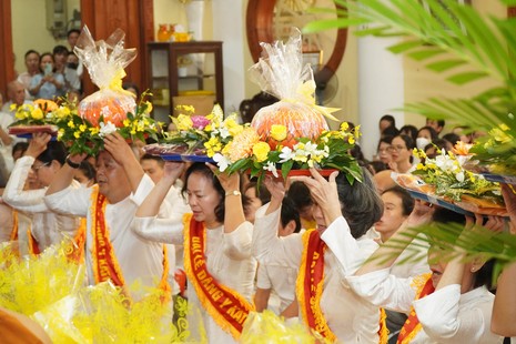 Phật tử thực hiện nghi thức dâng y Kathina lên chư Tăng tại chùa Kỳ Viên, P.Bàn Cờ, TP.HCM