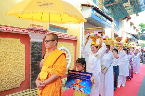 Nhiễu Phật ba vòng quanh chánh điện chùa Phổ Minh trong Lễ dâng y Kathina