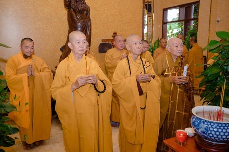 Chư tôn đức thành kính dâng hương tưởng niệm Trưởng lão Hòa thượng Thích Thiện Chơn – Thành viên Hội đồng Chứng minh, tại chùa Giác Nguyên