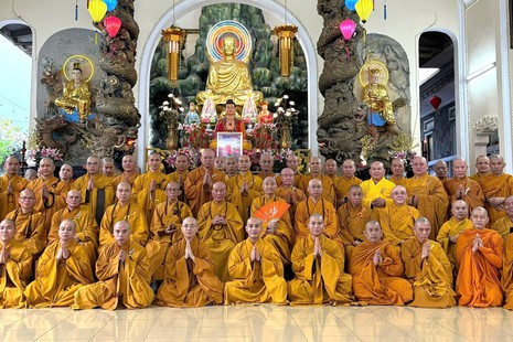 Chư Tăng chụp hình lưu niệm sau lễ Bố-tát tại tổ đình Quán Thế Âm (P.Đức Nhuận, TP.HCM)