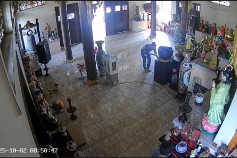 Đối tượng đang thực hiện hành vi trộm tiền công đức tại chùa Long Thọ (xã Bình Chánh, TP.HCM) - Ảnh chụp từ camera
