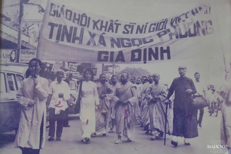 Ni trưởng Huỳnh Liên tham gia xuống đường đấu tranh - Ảnh: Quảng Đạo/BGN