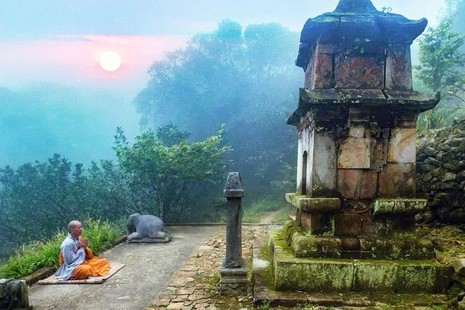 Hộp xá-lợi đang được tôn trí tại tháp Phật Hoàng - Ngọa Vân, Yên Tử - Ảnh: Nguyễn Thủy