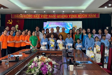 Tặng quà đến các bệnh nhi tại Bệnh viện Trung ương Thái Nguyên