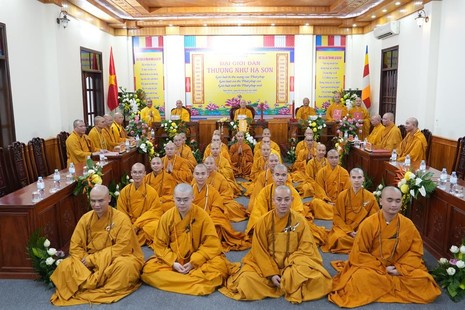 Chư vị giới tử chụp hình lưu niệm cùng Hội đồng Giới sư tại Đại giới đàn Như Sơn Phật lịch 2569