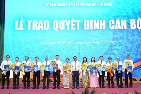Chủ tịch UBND TP.HCM Nguyễn Văn Được trao quyết định cho 14 giám đốc sở, trưởng ngành thuộc UBND TP.HCM - Ảnh: An Phương