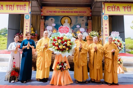Ban Trị sự GHPGVN tỉnh Thanh Hóa tặng hoa chúc mừng