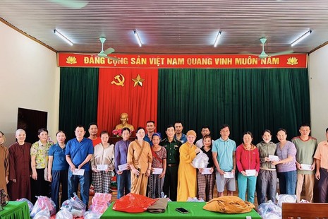 Đại đức Thích Tâm Ngọc và các thành viên trong đoàn từ thiện trao quà đến các hộ dân