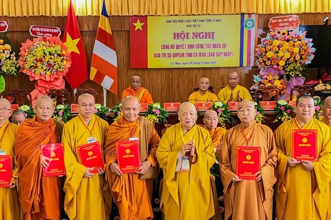 Trưởng lão Hòa thượng Thích Thiện Pháp trao quyết định chuẩn y nhân sự đến Ban Trị sự GHPGVN tỉnh Cà Mau