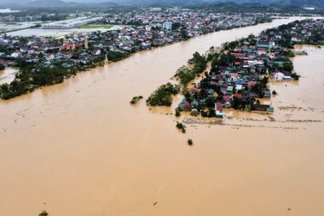 Sau bão số 10 nhiều nơi tại Nghệ An vẫn phải chống chọi với lũ lụt