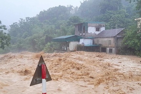 Mưa lũ gây chia cắt tuyến đường tỉnh qua ngầm Gò Lào, xã Tân Mai, Phú Thọ khiến nhà dân bị cô lập - Ảnh: CA xã Tân Mai