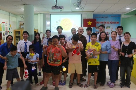 Tặng quà các em học sinh khuyết tật, bệnh nhi nhân Tết Trung thu