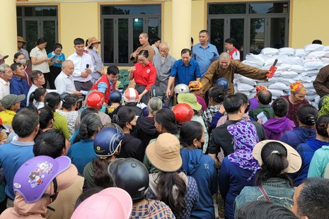 Chùa Quang Sơn, Tâm Thành, Diên Thọ tặng quà người dân vùng lũ và các hoàn cảnh khó khăn