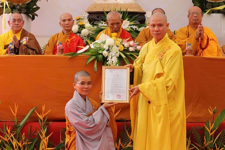 Đại đức Thích Nguyên Minh trao quyết định bổ nhiệm trụ trì chùa Phổ Bảo đến Sư cô Thích nữ Thánh Tánh