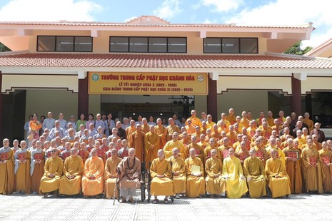 Lưu niệm sau Lễ tốt nghiệp khóa X, khai giảng Trung cấp Phật học khóa XI tại Trường Trung cấp Phật học Khánh Hòa