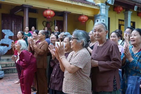 Niềm hoan hỷ của bà con khi được nhận quà hỗ trợ từ phái đoàn