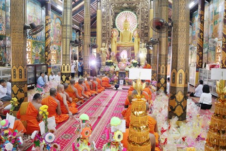 Quang cảnh buổi lễ tại chùa Âng