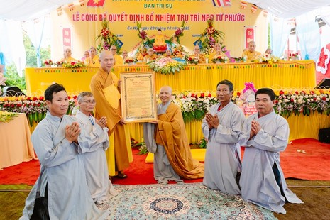 Đại đức Thích Nguyên Minh trao quyết định bổ nhiệm trụ trì niệm Phật đường Từ Phước đến Sư cô Thích nữ Huệ Túc