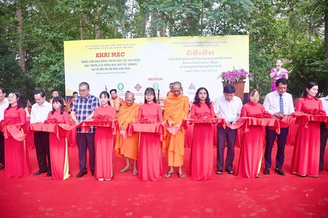Cắt băng khai mạc triển lãm gian hàng trưng bày các sản phẩm đặc trưng của đồng bào dân tộc Khmer chào mừng Lễ hội Ok Om Bok năm 2025