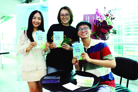 Tống Duệ Uyên (ngồi) trong buổi giao lưu, ký tặng sách Muôn trùng xứ sở - Ảnh: NVCC