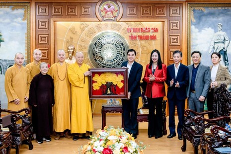 Ban Trị sự GHPGVN tỉnh Thanh Hóa tặng quà chúc mừng Chủ tịch UBND tỉnh Nguyễn Hoài Anh