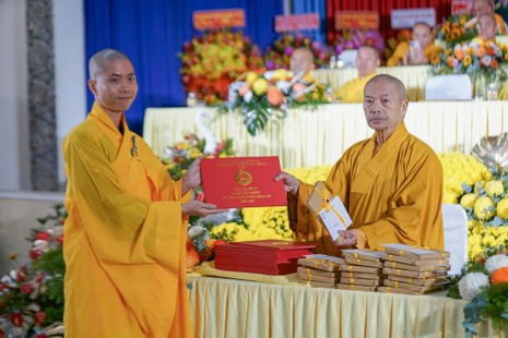 Tăng sinh khóa XIV (2022-2025) nhận Bằng tốt nghiệp Trung cấp Phật học 