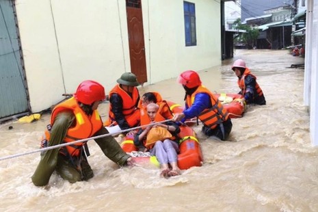 Lực lượng công an, quân đội dầm mình trong nước cứu người dân vùng lũ Gia Lai - Ảnh: Cục Quản lý đê điều và Phòng chống thiên tai (Bộ Nông nghiệp và Môi trường)