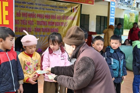 Ni sư Thích nữ Minh Liên tặng quà đến các em học sinh
