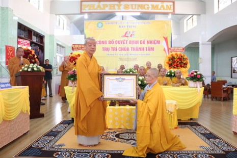 Hòa thượng Thích Trí Minh trao quyết định bổ nhiệm trụ trì chùa Thành Tâm đến Ni sư Thích nữ Như Điền