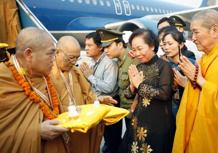 Loạt ảnh đặc biệt cung nghinh Xá lợi Phật từ Ấn Độ - Phần 2: Ngập tràn hạnh phúc tại sân bay Nội Bài