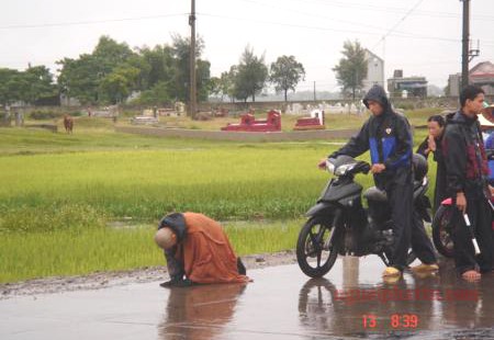 Đại đức Thích Tâm Mẫn hành trì nhất bộ nhất bái bất chấp mưa gió tại Hà Tĩnh