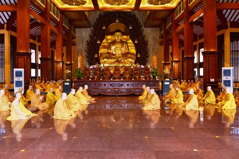 Chư Tăng TP.HCM bố-tát, thính giới tại Việt Nam Quốc Tự