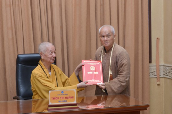 Trưởng lão Hòa thượng Thích Trí Quảng trao quyết định bổ nhiệm Trưởng khoa Luật học Phật giáo đến Thượng tọa Thích Giác Dũng - Ảnh: Bảo Toàn/BGN