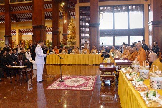 Thứ trưởng Ngoại giao Vương quốc Thái Lan Vijavat Isarabhakdi tác bạch cúng dường y Kathina lên Đức Pháp chủ và chư vị giáo phẩm trong buổi lễ tại chánh điện Việt Nam Quốc Tự - Ảnh: Bảo Toàn/BGN