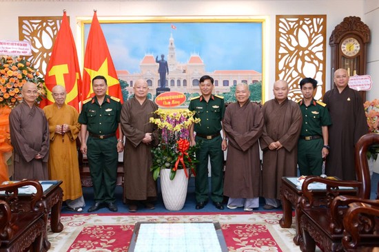 Ban Trị sự GHPGVN TP.HCM chúc mừng Bộ Tư lệnh TP.HCM nhân Kỷ niệm 81 năm ngày thành lập Quân đội Nhân dân Việt Nam - Ảnh: B.Toàn/BGN