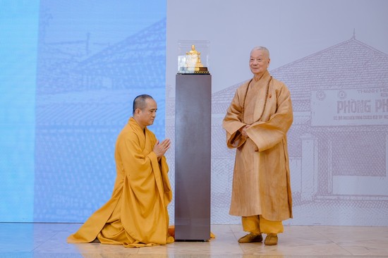 Đức Pháp chủ GHPGVN - Đại lão Hòa thượng Thích Trí Quảng quang lâm tặng quà đến Báo Giác Ngộ nhân kỷ niệm 50 năm ngày ra số báo đầu tiên - Ảnh: Đăng Huy