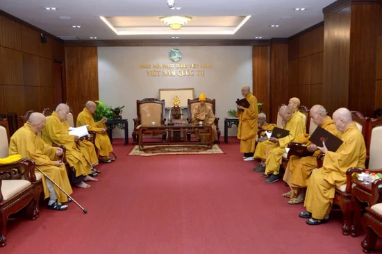 Chư vị Trưởng lão Hội đồng Chứng minh họp chuẩn y Hội đồng Thập sư Đại giới đàn Bửu Lai - Ảnh: Bảo Toàn/BGN