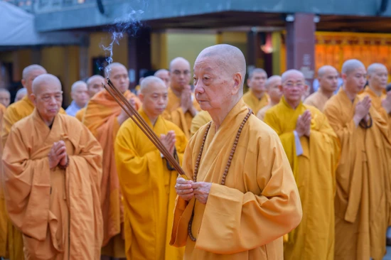 Đức Pháp chủ dâng hương, đảnh lễ tháp Đa Bảo, nơi tôn trí xá-lợi Bồ-tát Thích Quảng Đức mùa Vu lan PL.2570 - Ảnh: Tâm Quý/BGN